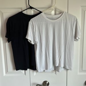 Lot of 2 Lululemon Train to Be Short Sleeve Size 8 Rain Stripe Black & White EUC